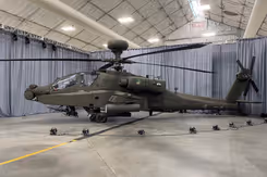 Een Apache-gevechtshelikopter in een hangaar.