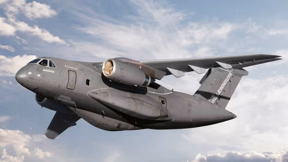 Een Embraer-vliegtuig in blauwe lucht omringd door witte wolken.
