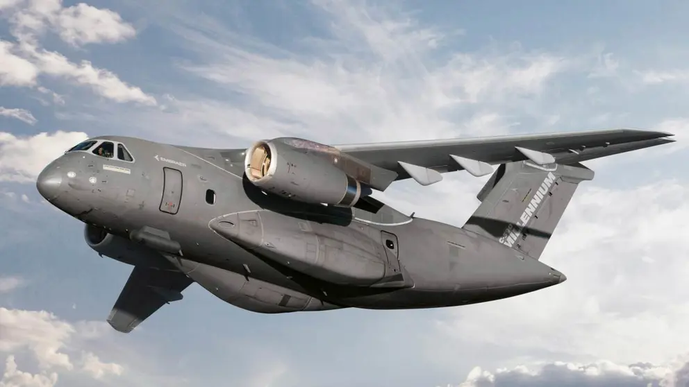 Een Embraer-vliegtuig in blauwe lucht omringd door witte wolken.