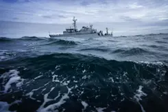 Een marineschip op zee. 