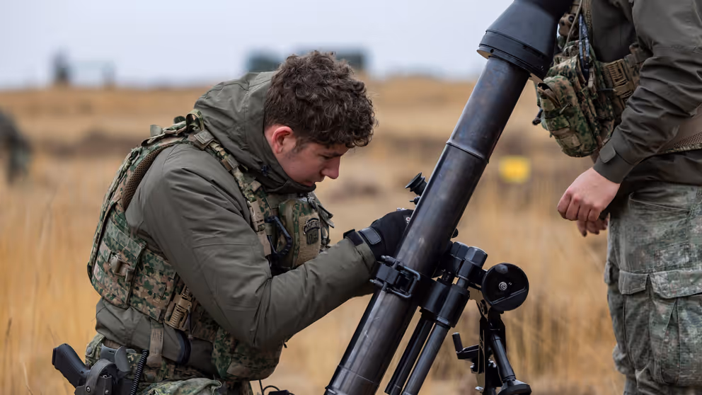 Een landmachter oefent met een nieuwe mortier.