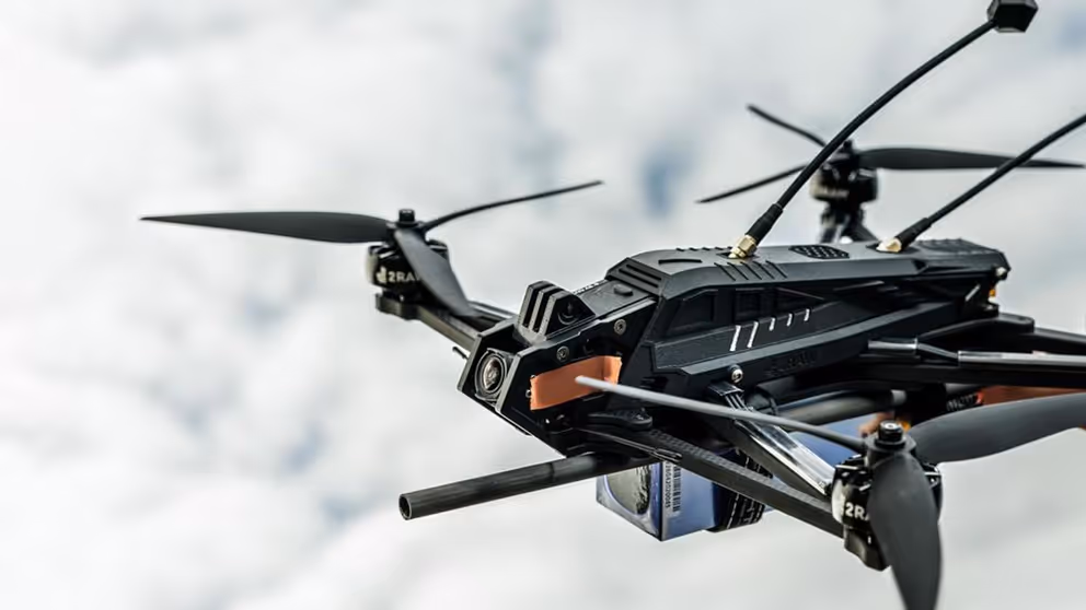 Een maritieme drone in de lucht.