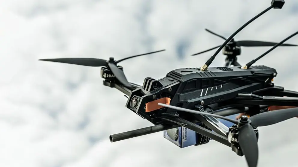 Een maritieme drone in de lucht.