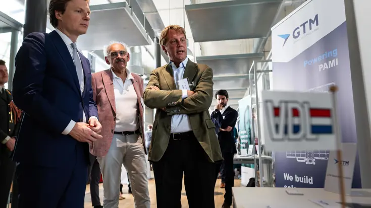 De minister staat bij de stand van VDL.