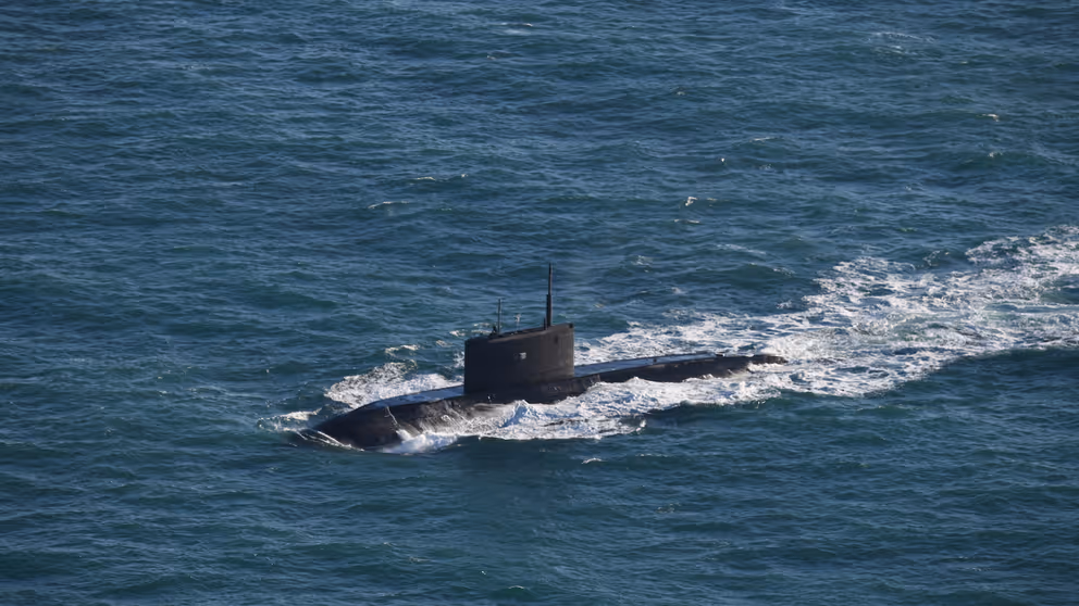 De Russische onderzeeboot Novorossiysk, toen die eerder dit jaar ook al door de Nederlandse marine werd geëscorteerd.
