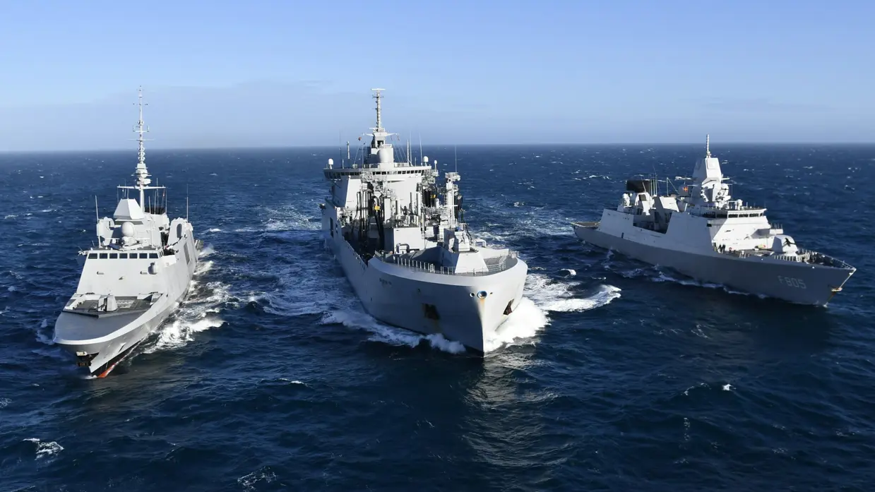 Links varen twee fregatten aan weerszijde van een bevoorrader en rechts een Mirage die net wordt gelanceerd vanaf FS Charles de Gaulle.