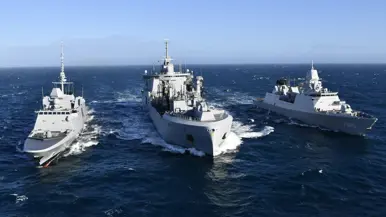 Links varen twee fregatten aan weerszijde van een bevoorrader en rechts een Mirage die net wordt gelanceerd vanaf FS Charles de Gaulle.