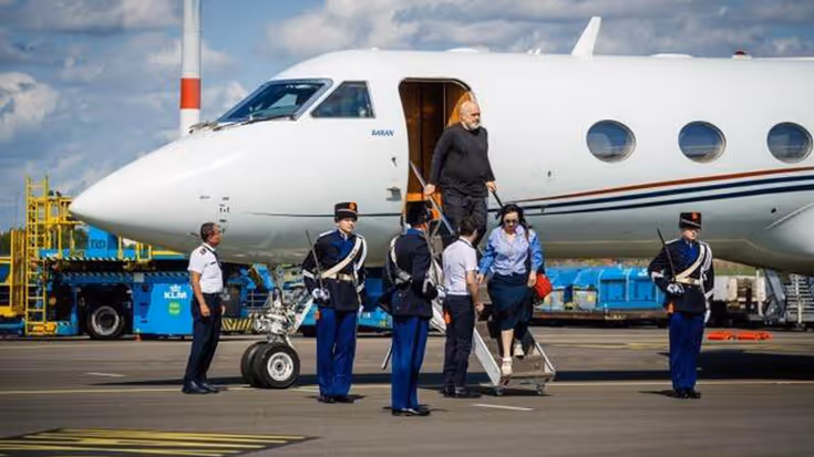 Een delegatie komt aan op Schiphol.