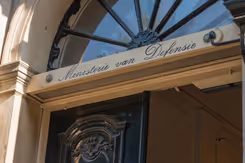 Bovenkant voordeur Ministerie van Defensie.