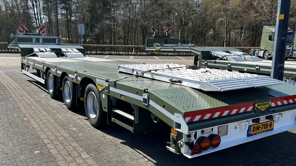Dieplader van Defensie vanaf achteren gefotografeerd