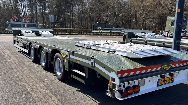 Dieplader van Defensie vanaf achteren gefotografeerd