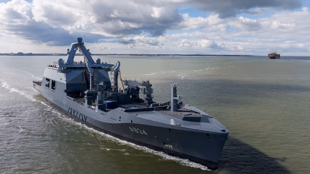 Marineschip vaart op zee. 