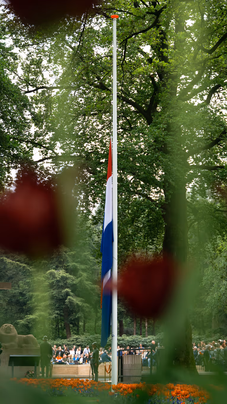 Nederlandse vlag hangt halfstok op Militair Ereveld Grebbeberg 
