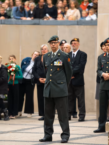 Overste Van Nugteren tijdens de Dodenherdenking. 