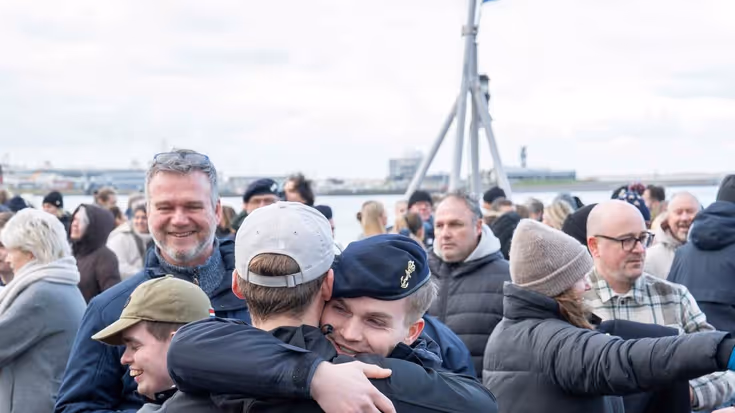 Tromp-bemanning en familie nemen afscheid.