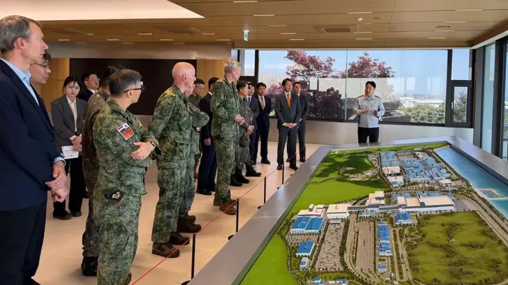 Nederlandse militairen en mensen uit Zuid-Korea praten met elkaar. 