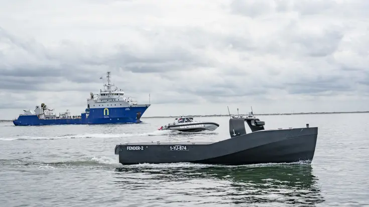Een bemand en onbemand schip op open water.