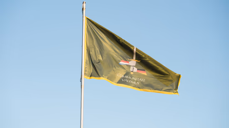 De vlag van IGNC. 