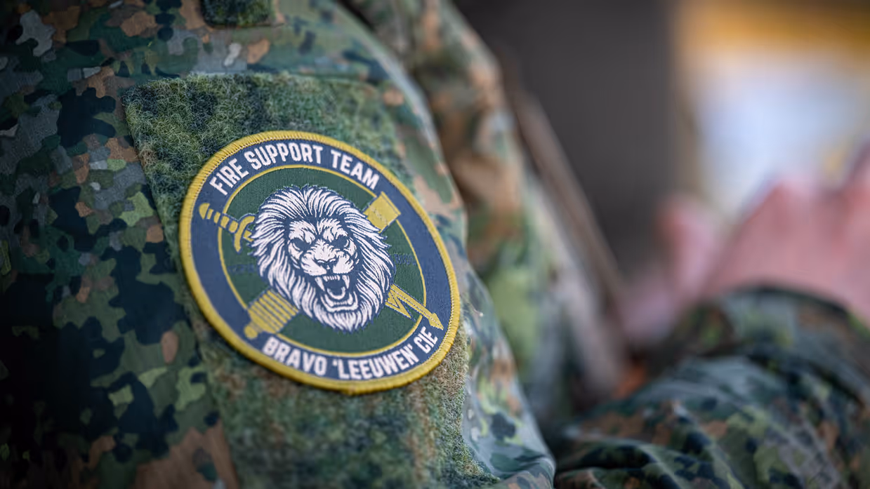 Een close-up van de rechterschouder van een militair waarop de patch te zien is van het Fire Support Team.