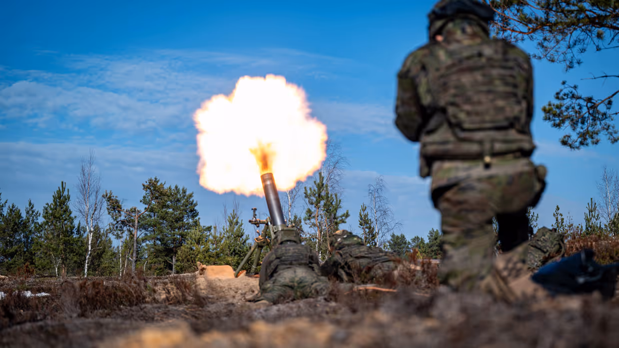 Drie militairen opereren een anti-luchtwapensysteem.