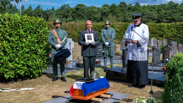 De herbegrafenis van de tijdens de meidagen omgekomen soldaat Klink. 