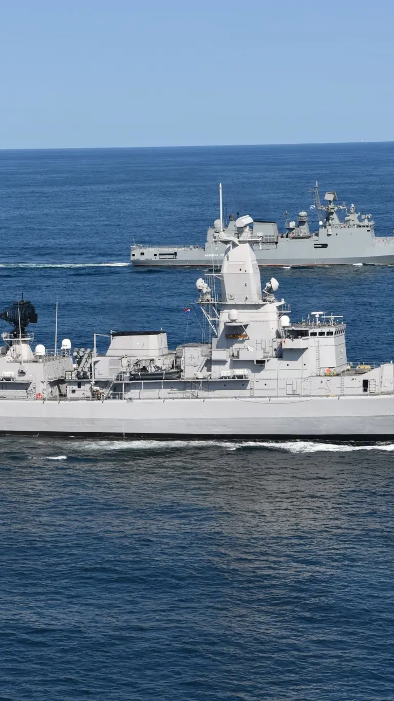 Multipurposefregat Zr.Ms. Van Amstel escorteert een Russisch schip.&nbsp;