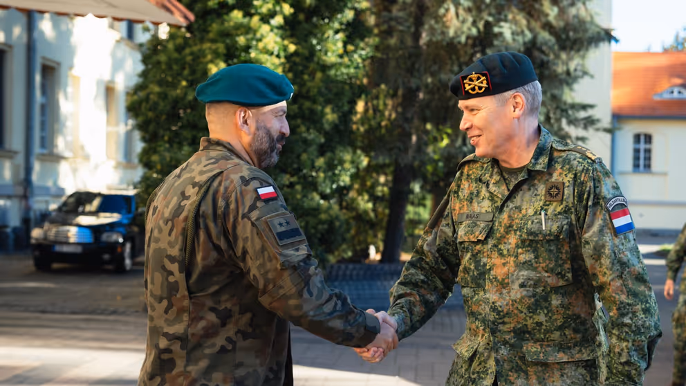 Twee militairen schudden de hand.
