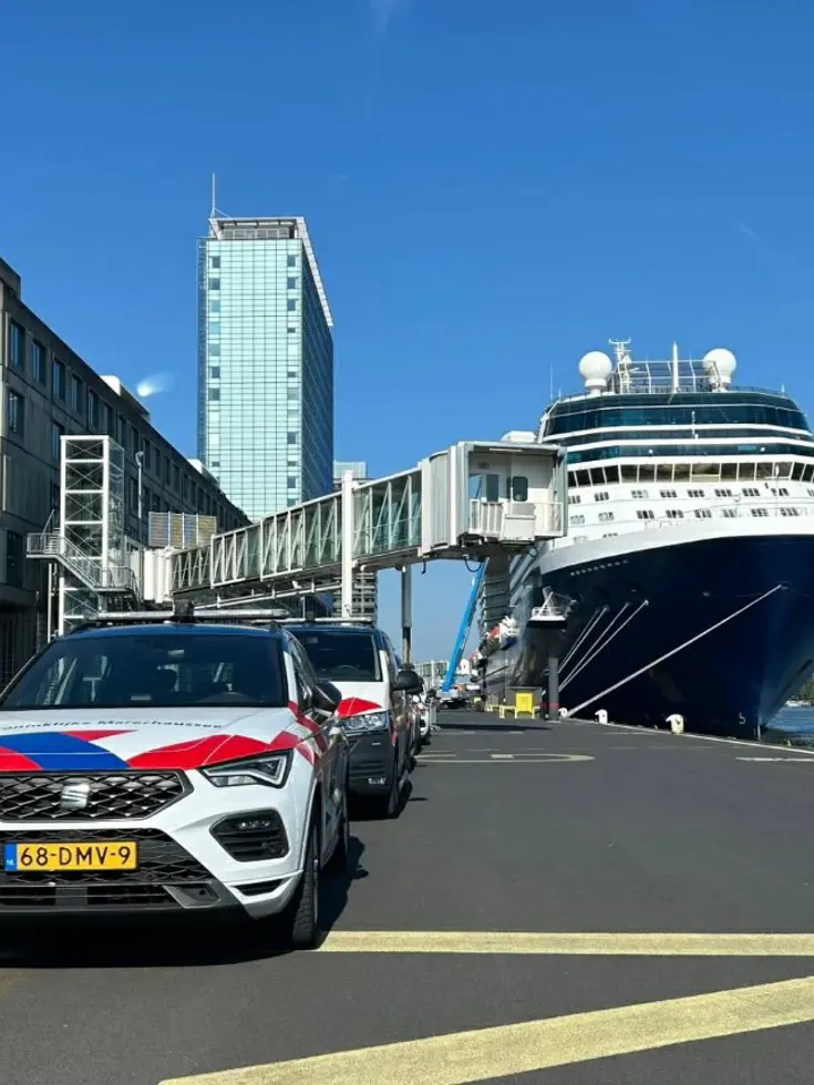 Een KMar-voertuig in de haven met op de achtergrond een schip