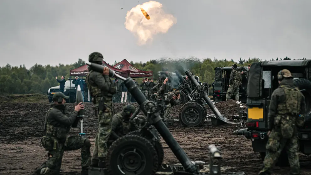 Militairen in actie met mortieren.