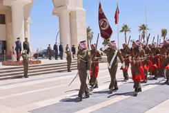 Militairen in vol ornaat tijdens de ceremoniële ontvangst.