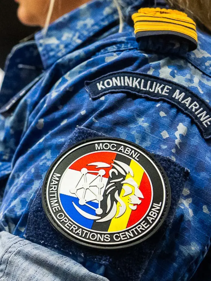 Embleem van het Maritime Operations Centre Admiral BENELUX (MOC ABNL) op de schouder van een militair.