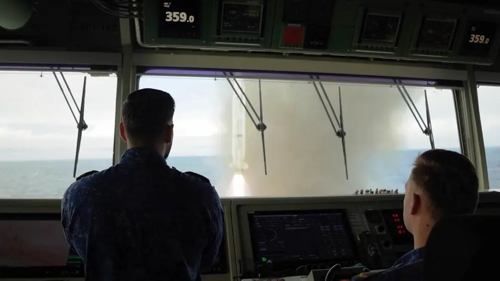 2 mariniers zien door het raam vanaf de brug van het schip de afgevuurde raket.