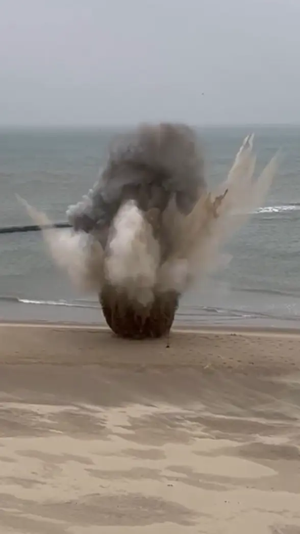 Still van een video waarin een explosief ontploft.