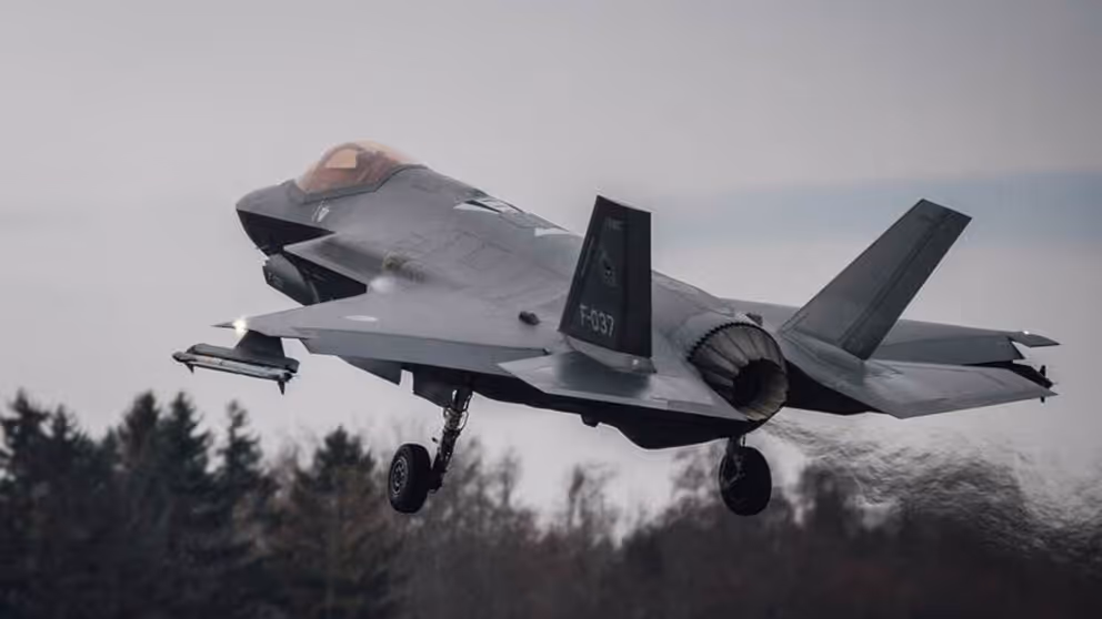 F-35 gevechtsvliegtuig stijgt op.