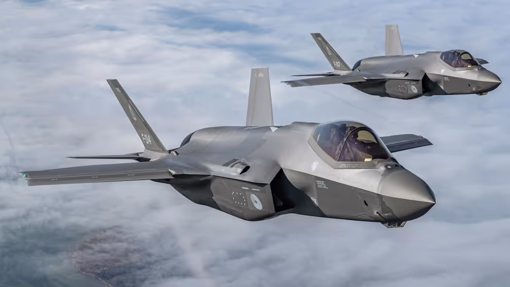 2 F-35's naast elkaar in de lucht.