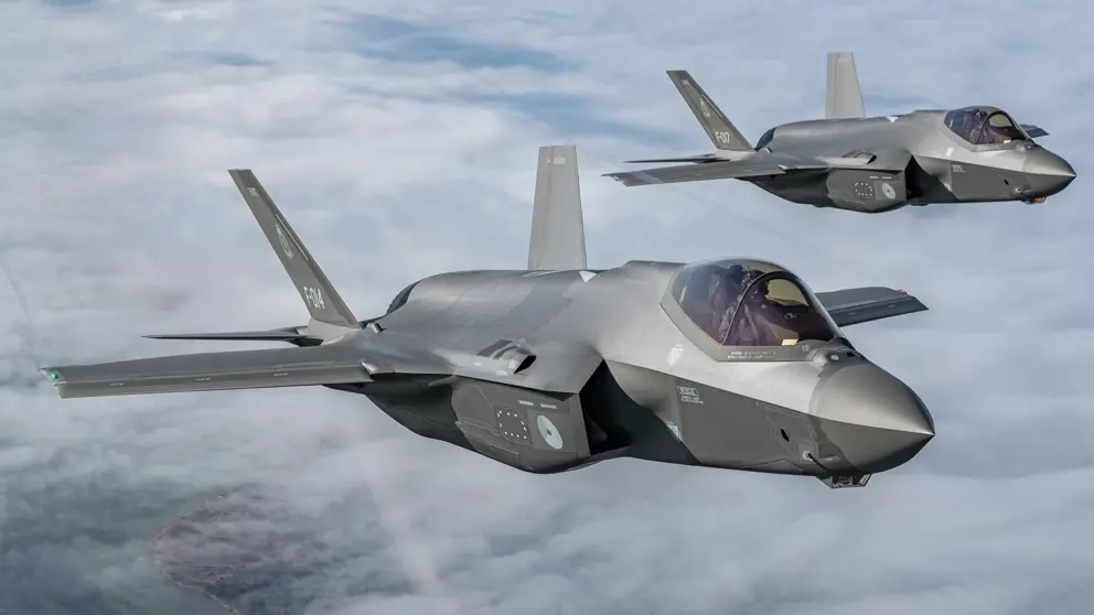 2 F-35's naast elkaar in de lucht.