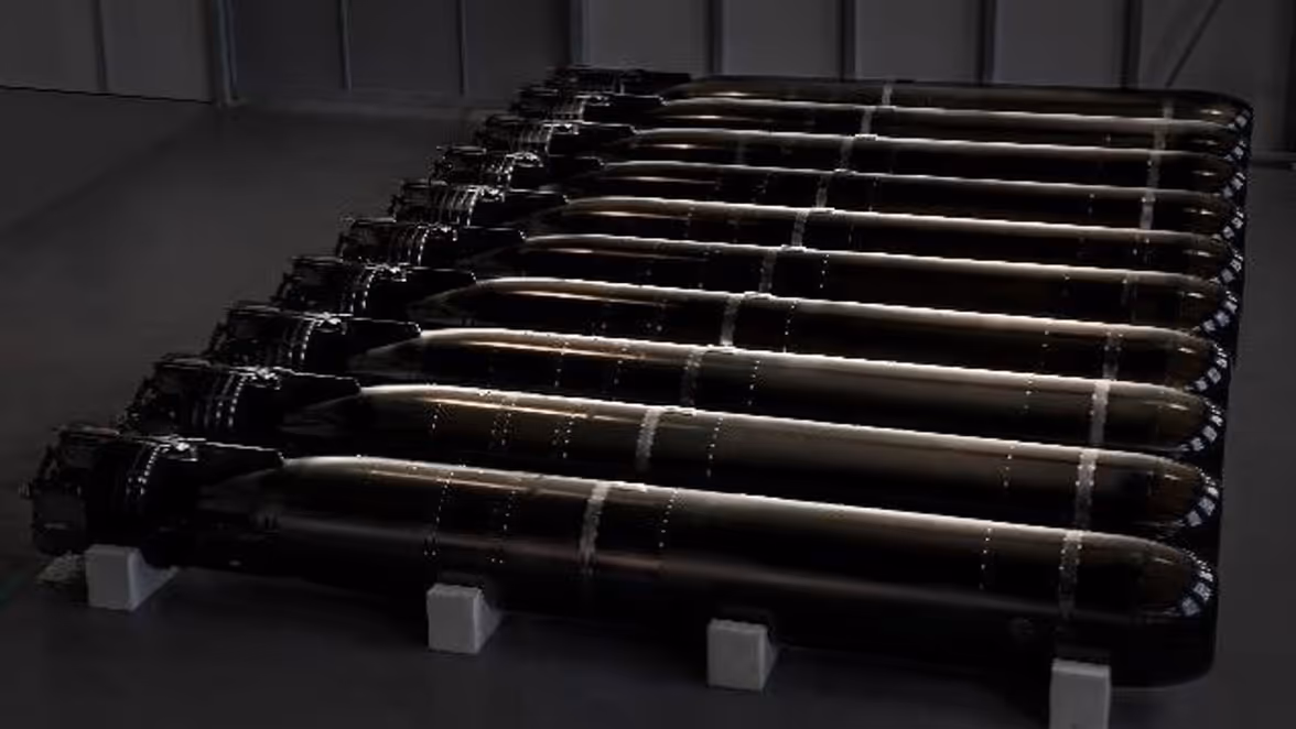  Torpedo's liggen naast elkaar op een rij. 