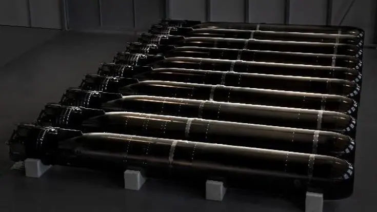 Een rij F21-torpedo’s in een stelling.