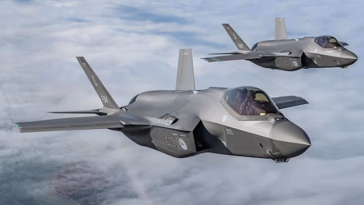 Twee f-35-gevechtsvliegtuigen vliegen boven de wolken. 