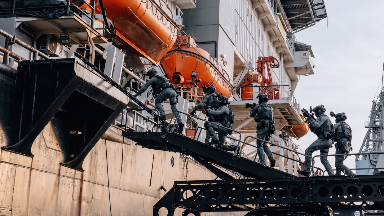 Speciale eenheid entert schip.