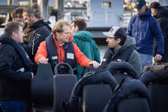 De staatssecretaris in een bootje.