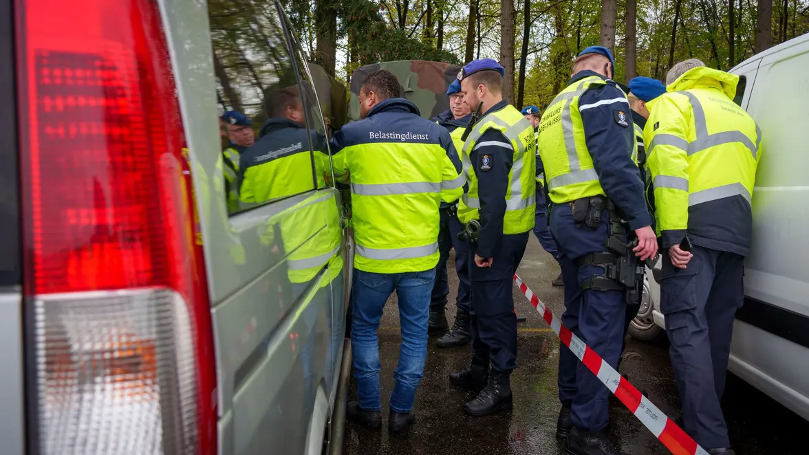 Marechaussees voeren een controle uit, samen met de belastingdienst. 