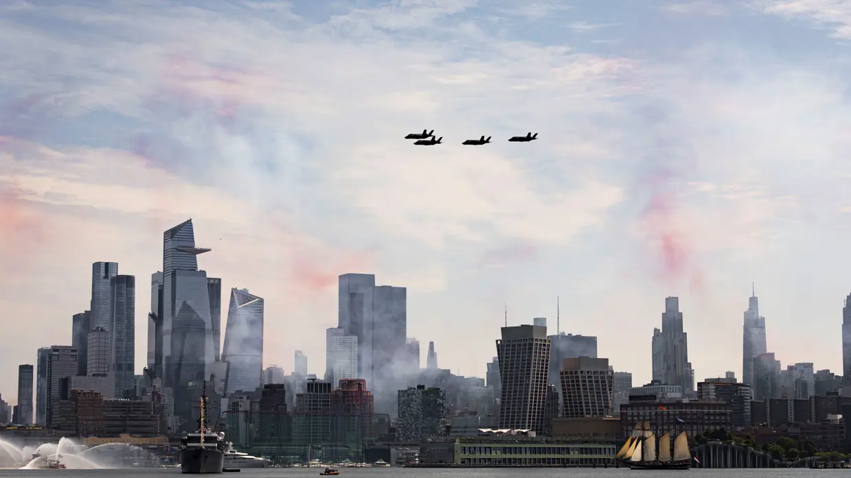 4 toestellen van het type F-35 boven wolkenkrabbers.