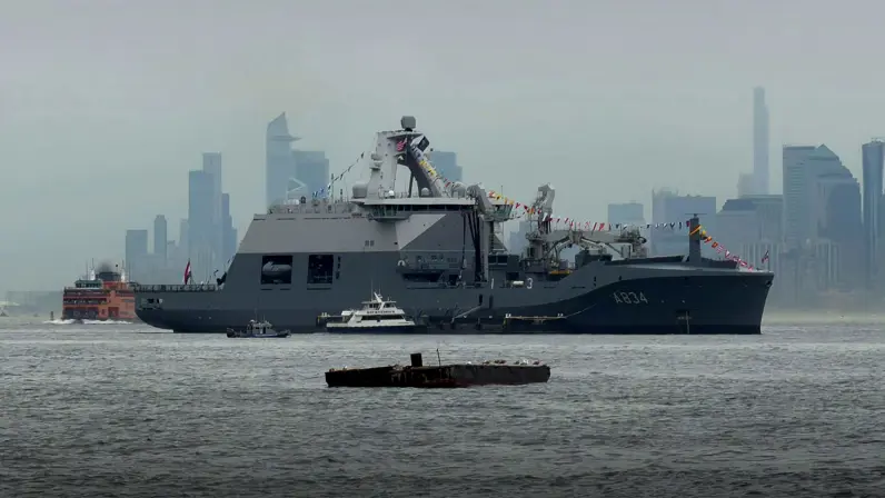 Alttekst: De Den Helder met op de achtergrond het silhouet van New York.  