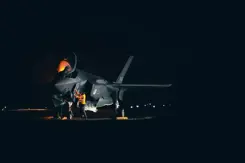 F-35 staat in het donker aan de grond.
