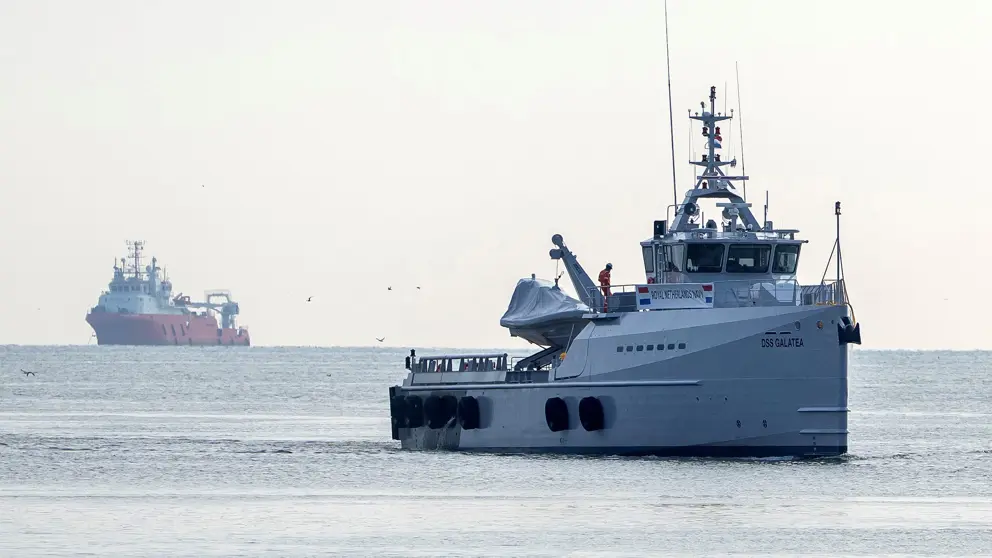Twee schepen op zee.