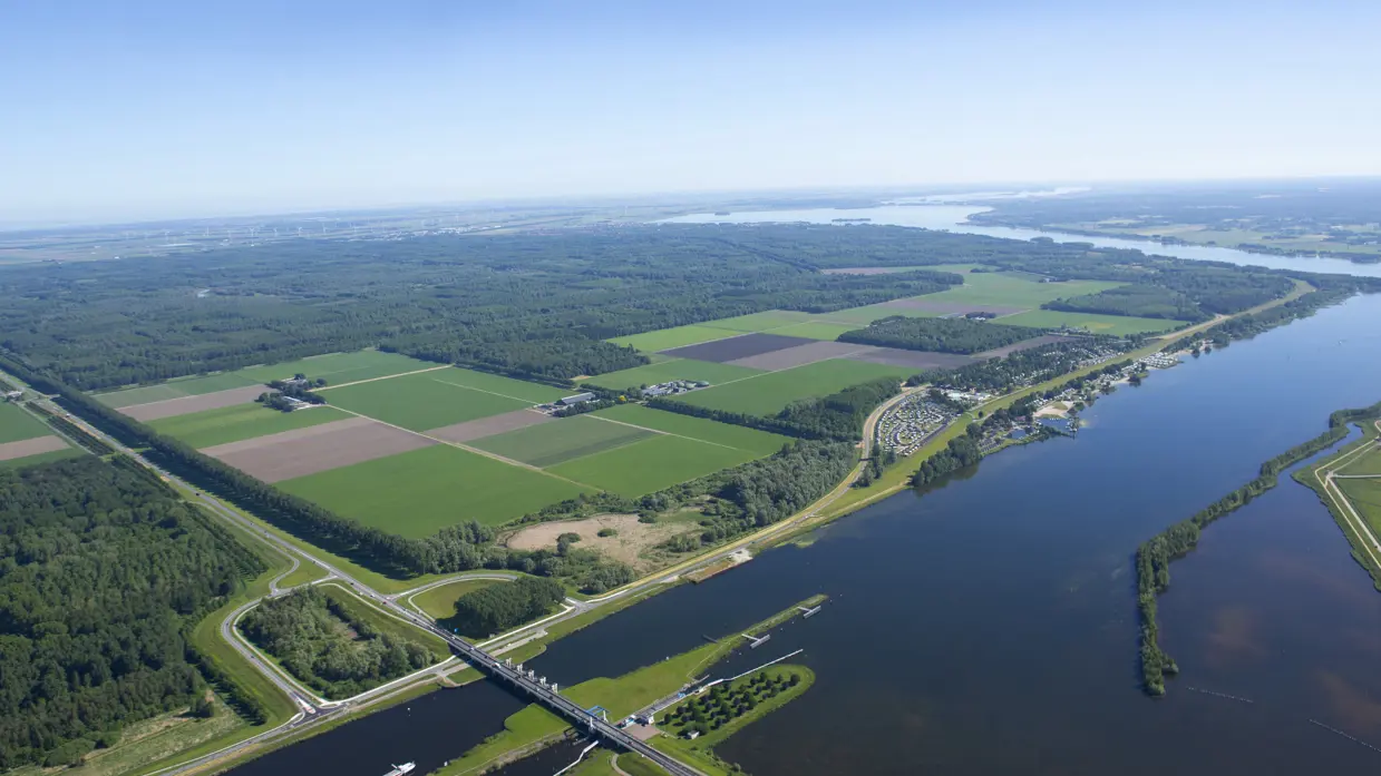 Een luchtfoto van de omgeving Zeewolde.