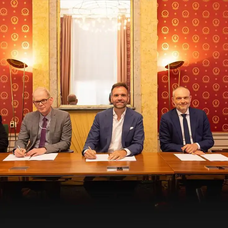 De onderhandelaars achter een tafel.