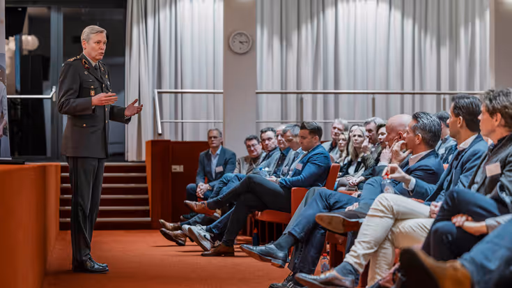 Luitenant-generaal Maas spreekt zaal toe.