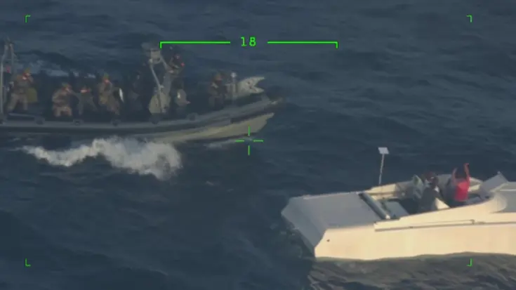 Mariniers onderscheppen speedboot met drugssmokkelaars.